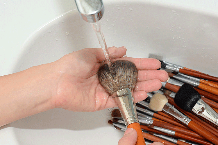 clean make up brushes